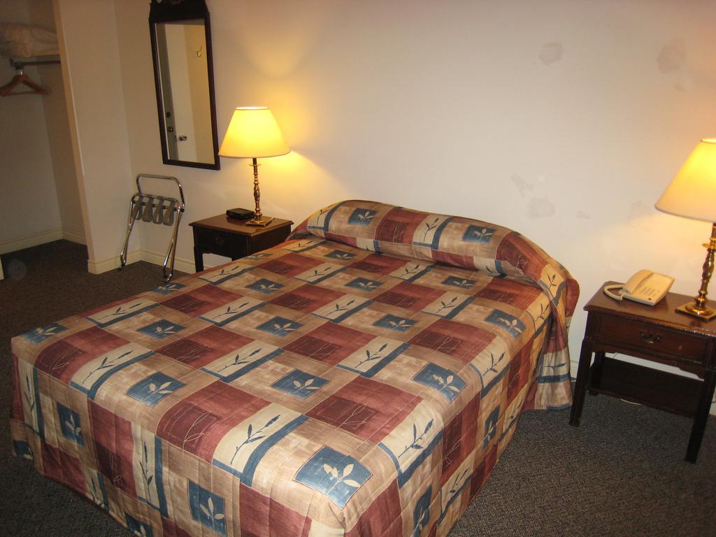 קרסטון Downtowner Motor Inn חדר תמונה