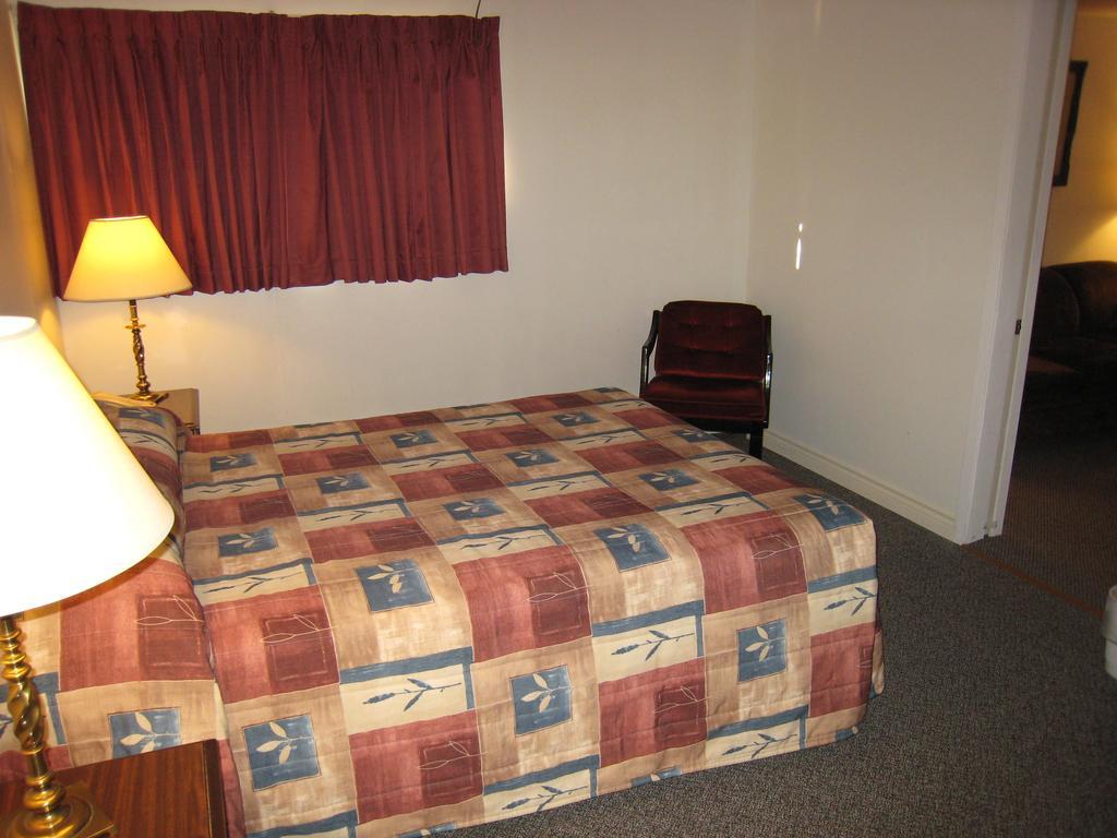 קרסטון Downtowner Motor Inn חדר תמונה