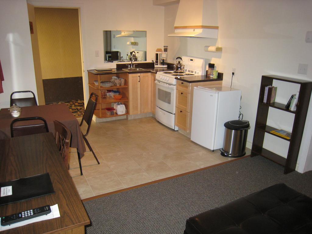 קרסטון Downtowner Motor Inn חדר תמונה