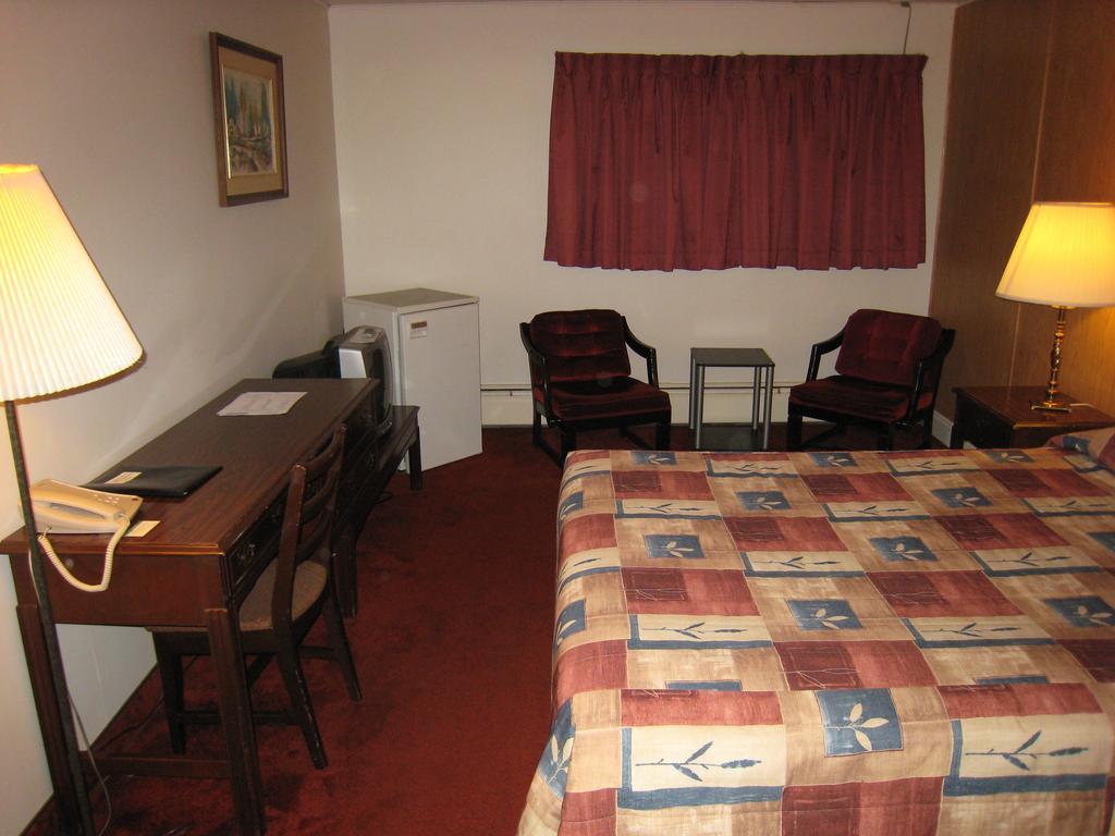 קרסטון Downtowner Motor Inn חדר תמונה