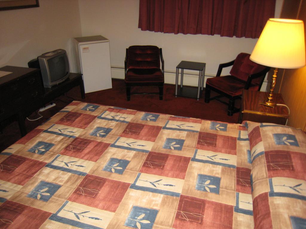 קרסטון Downtowner Motor Inn חדר תמונה