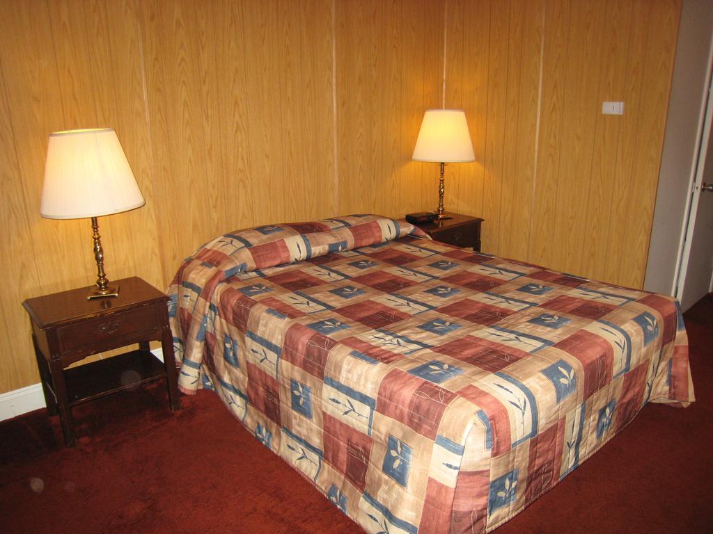 קרסטון Downtowner Motor Inn חדר תמונה