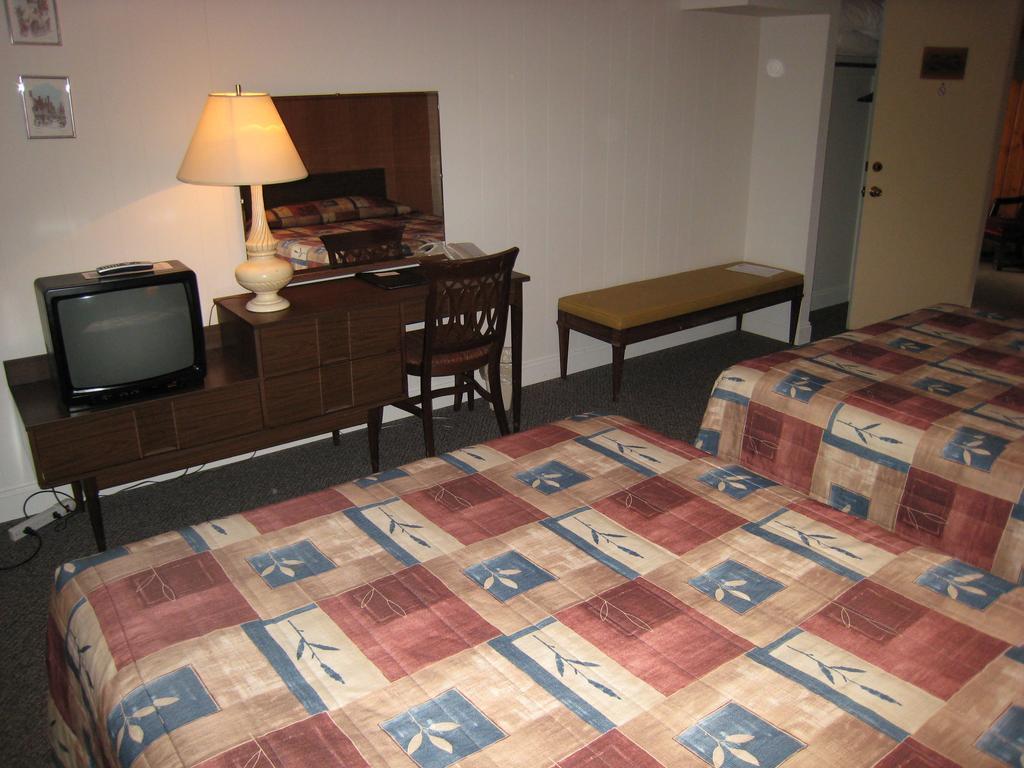 קרסטון Downtowner Motor Inn חדר תמונה