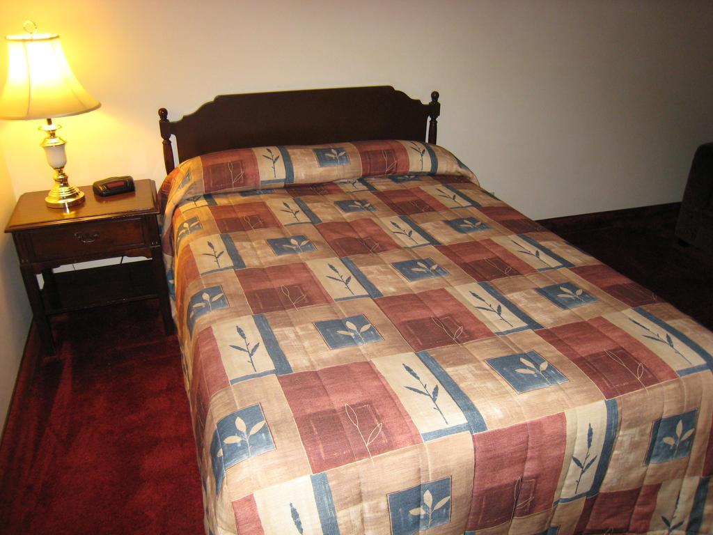 קרסטון Downtowner Motor Inn חדר תמונה