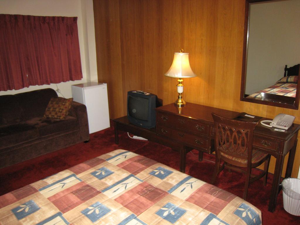 קרסטון Downtowner Motor Inn חדר תמונה
