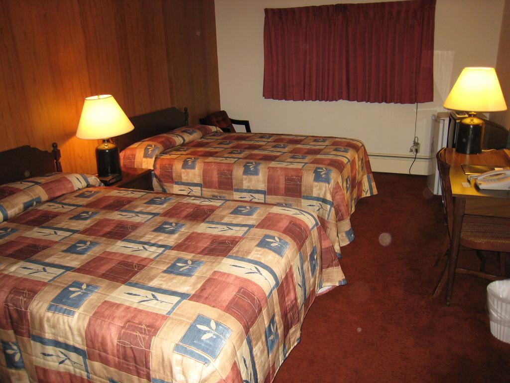 קרסטון Downtowner Motor Inn חדר תמונה