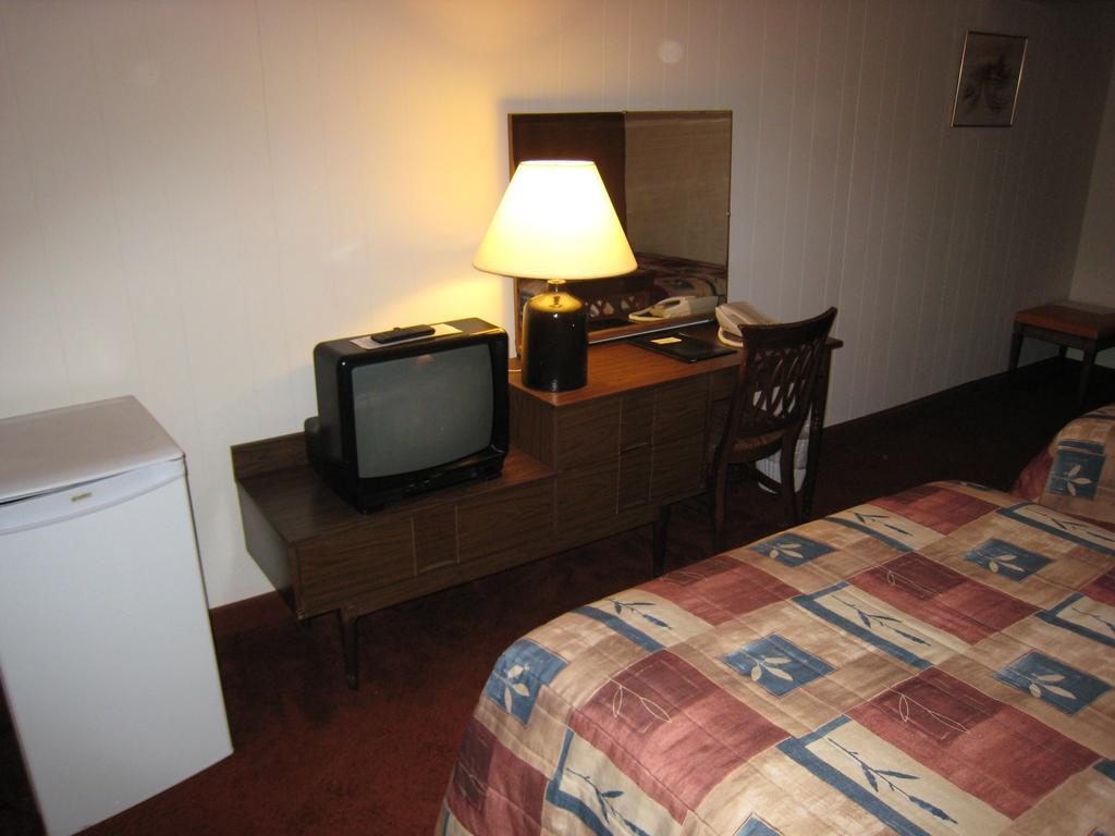 קרסטון Downtowner Motor Inn חדר תמונה
