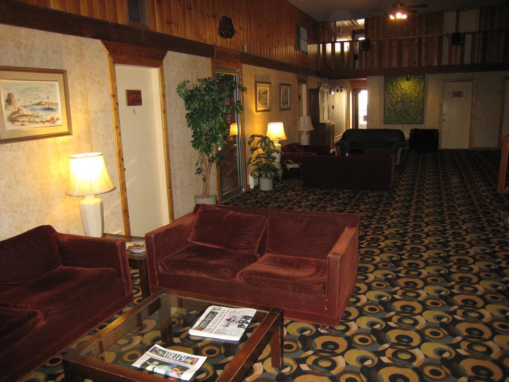 קרסטון Downtowner Motor Inn מראה חיצוני תמונה