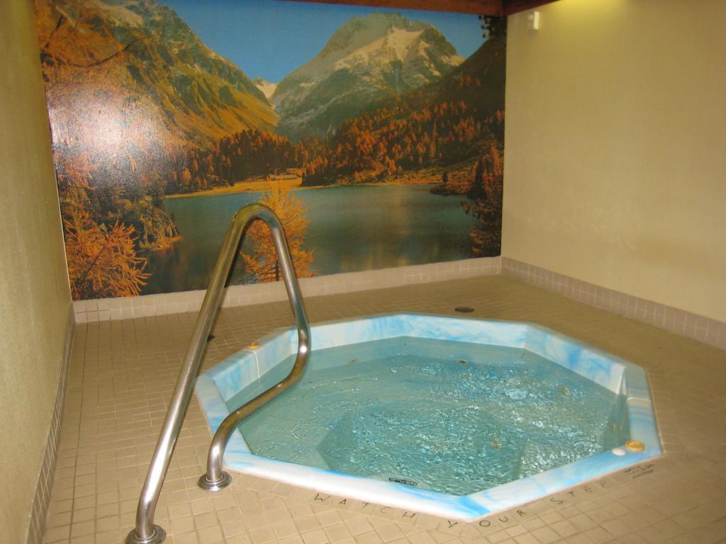 קרסטון Downtowner Motor Inn מראה חיצוני תמונה
