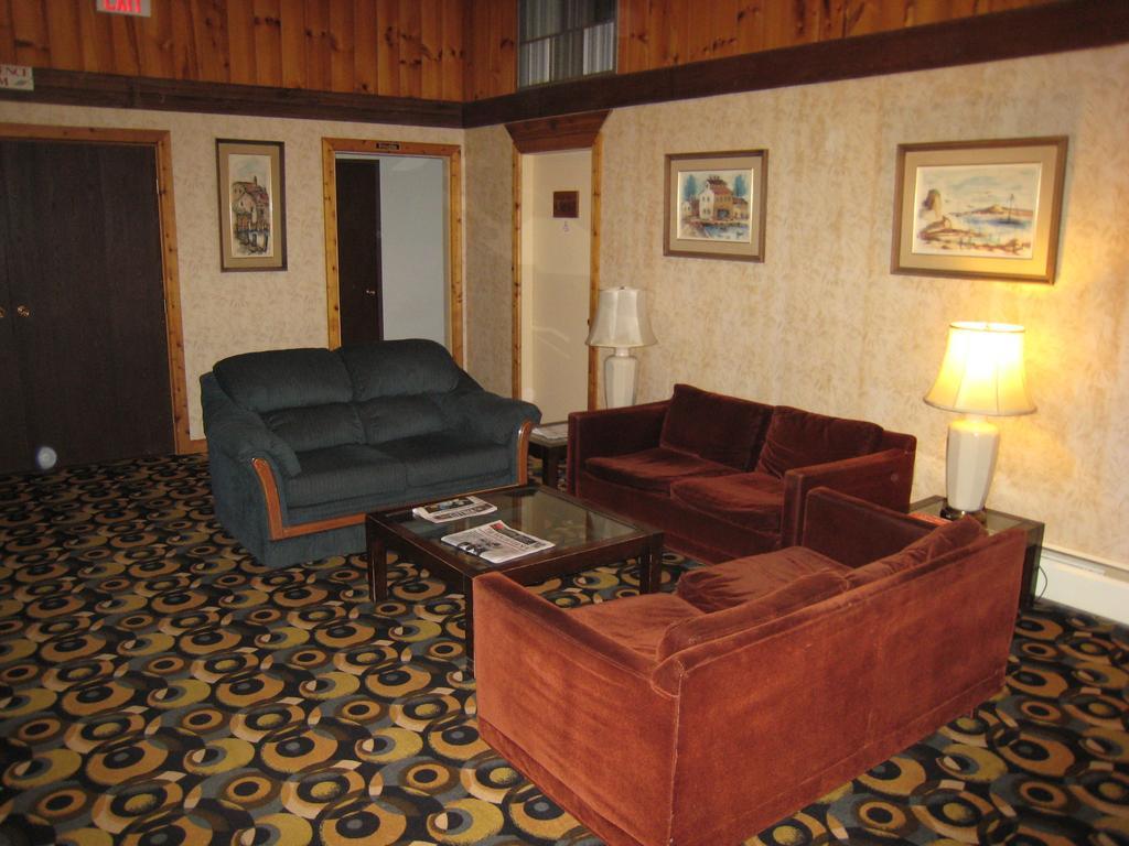 קרסטון Downtowner Motor Inn מראה חיצוני תמונה